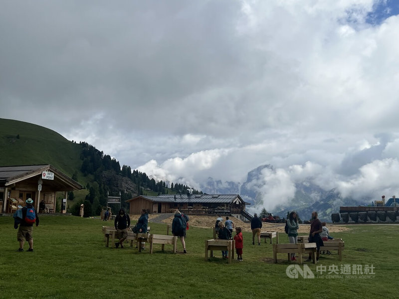 北義多洛米蒂山脈近年愈來愈受到國際旅客喜愛,台灣也有不少人揪團前往,因此即使搭纜車登上高山,也常看到遊客如織。中央社記者黃雅詩多洛米蒂攝 115年7月9日