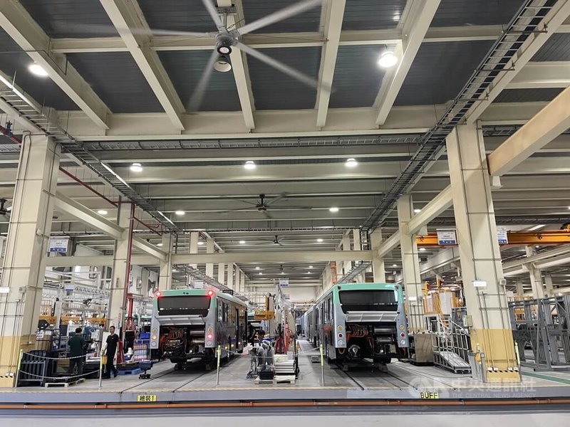 華德動能9日對媒體開放主要製造廠台中梧棲中港廠區,現場電動巴士產線積極運作。中央社記者鍾榮峰攝 115年7月9日
