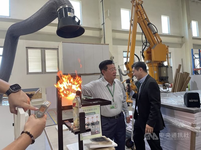 華德動能9日對媒體開放主要製造廠台中梧棲中港廠區,現場展示創新超耐燃塗料,明火燃燒耐燃材料,並未燒穿發泡板,背面溫度也未升溫。中央社記者鍾榮峰攝 115年7月9日