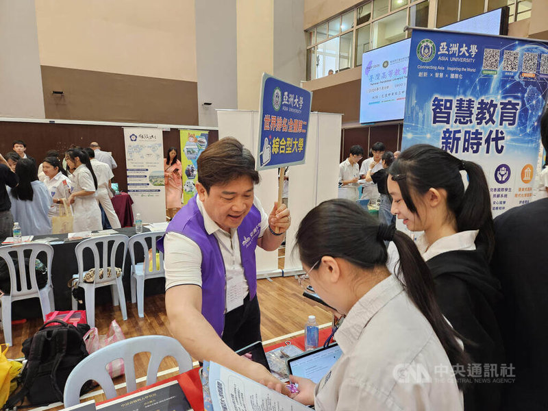 2026年台灣高等教育展9日在馬來西亞巴生開幕,吸引大批學生穿梭各大學攤位了解升學資訊。中央社記者黃自強巴生攝 115年7月9日