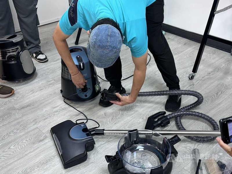 某淨化科技公司遭控求職詐騙,並有多起消費糾紛,民眾指控該公司以不實高薪廣告誘導,並要求員工購買新台幣14萬元除蟎機當作工作設備,後續卻拖欠薪水。中央社記者林巧璉攝 115年7月9日