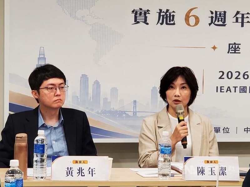 中央研究院法律學研究所副研究員陳玉潔（右）9日表示，不應該因為矢板明夫案件而收緊港澳條例，或將香港人標籤化、污名化，因為絕大部分移民來台灣的香港人，都喜歡台灣的民主自由，共享同樣價值。中央社記者陳鎧妤攝  115年7月9日