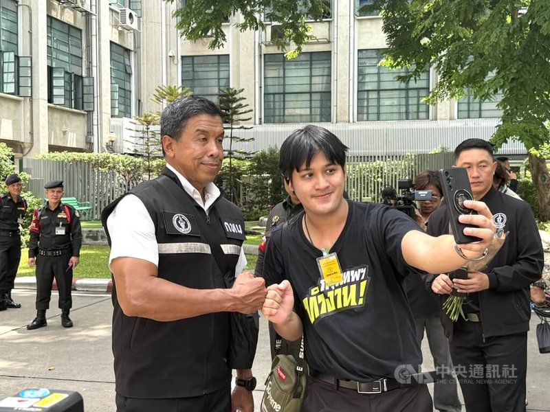 泰國曼谷市長查察(左)正式展開第二任期,就職儀式結束後與到場民眾自拍合影,展現親民作風。中央社記者李宗憲曼谷攝 115年7月9日