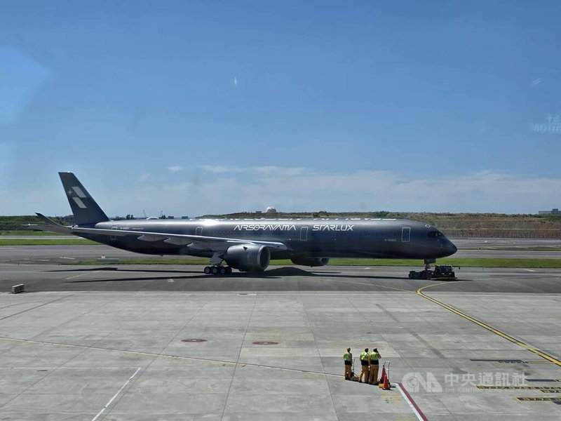 星宇航空9日亮相與日本藝術家空山基量身打造的首架藝術塗裝機「STARLUX AIRSORAYAMA 空山銀」（機身編號：B-58553）。中央社記者江明晏攝　115年7月9日