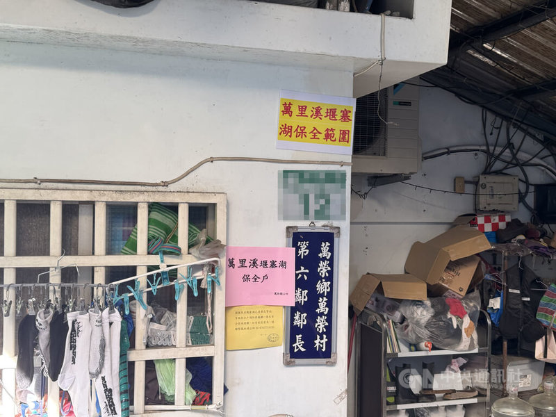 林業及保育署花蓮分署9日下午4時發布萬里溪堰塞湖黃色警戒，保全範圍內家戶第3度撤離家園。圖為萬榮鄉一戶人家門口貼有多張相關告示。中央社記者張祈攝　115年7月9日