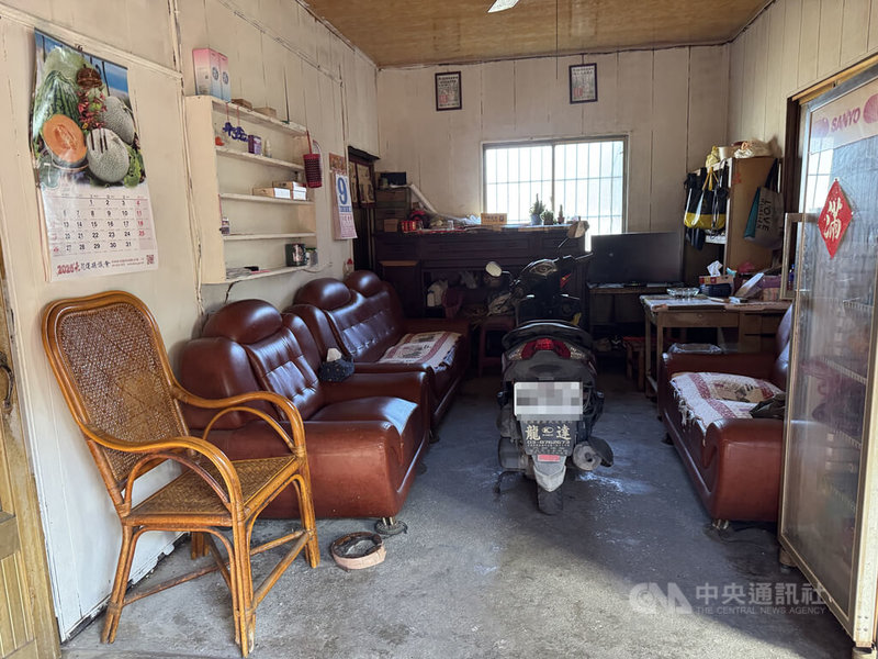 花蓮萬里溪堰塞湖黃色警戒9日下午再度發布，萬榮鄉公所前往保全戶執行撤離工作，居民也盡量將重要物品放置高處，有人也把原本停放在外的機車牽進屋內。中央社記者張祈攝　115年7月9日