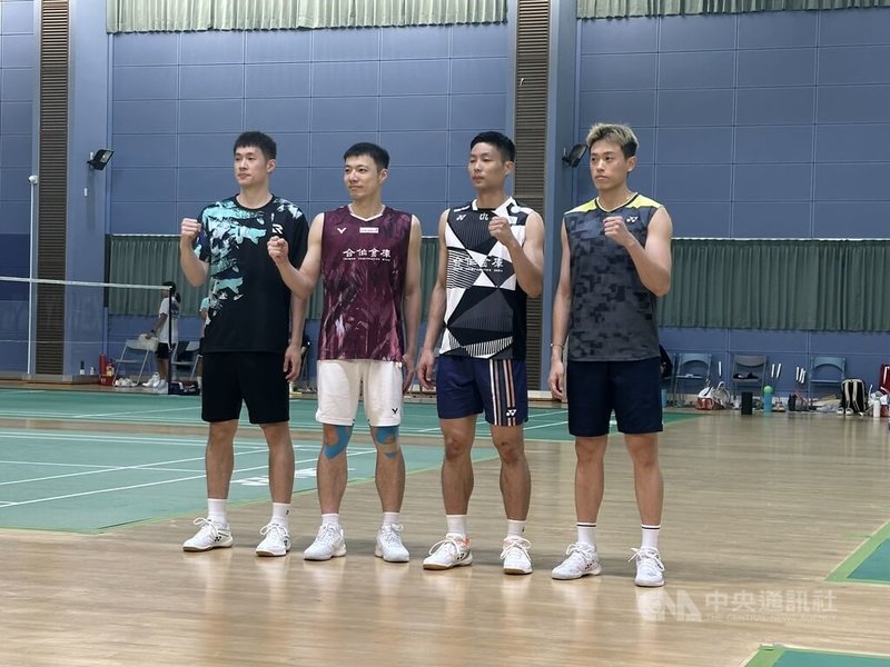 國訓中心9日舉行名古屋亞運媒體日，羽球代表隊成員全數到齊。生涯第5次參加亞運的男單好手周天成（右2）以及首度參加亞運的林俊易（右）為男單奪牌雙熱門。中央社記者黎建忠攝115年7月9日