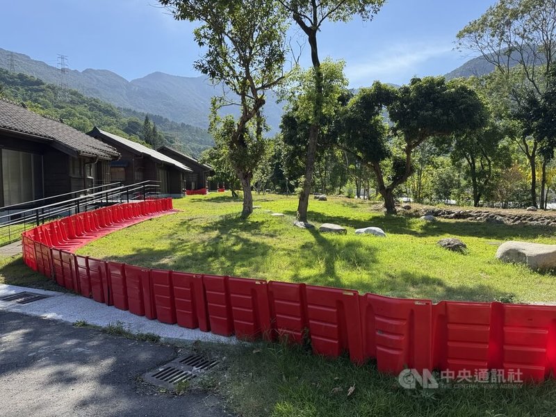 颱風巴威海上警報已發布，林業及自然保育署花蓮分署9日下午4時也發布萬里溪堰塞湖黃色警戒。鄰近萬里溪的林田山林業文化園區內也提前鋪設擋水板防災。中央社記者張祈攝　115年7月9日