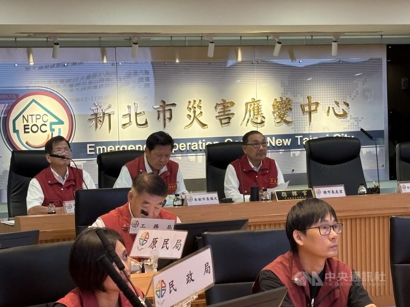 颱風巴威逼近，新北市長侯友宜（後右）9日主持防颱整備會議表示，預估11日白天新北風雨最劇烈，南側山區總雨量可達超大豪雨等級，提醒相關單位做好防災應變。中央社記者曹亞沿攝　115年7月9日
