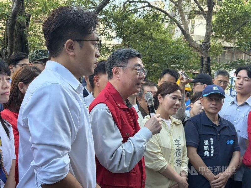 行政院長卓榮泰（前左2）9日前往內湖區金龍路及港墘抽水站視察，受訪時表示他與台北市長蔣萬安分別視察內湖兩個重要抽水站，要確保排水系統一定正常運作。中央社記者陳昱婷攝　115年7月9日