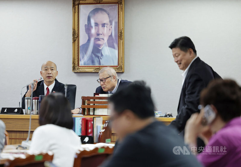立法院長韓國瑜（後左）9日下午主持115年度中央政府總預算案等案黨團協商，國民黨立院黨團總召傅崐萁（右）等出席。中央社記者裴禛攝　115年7月9日