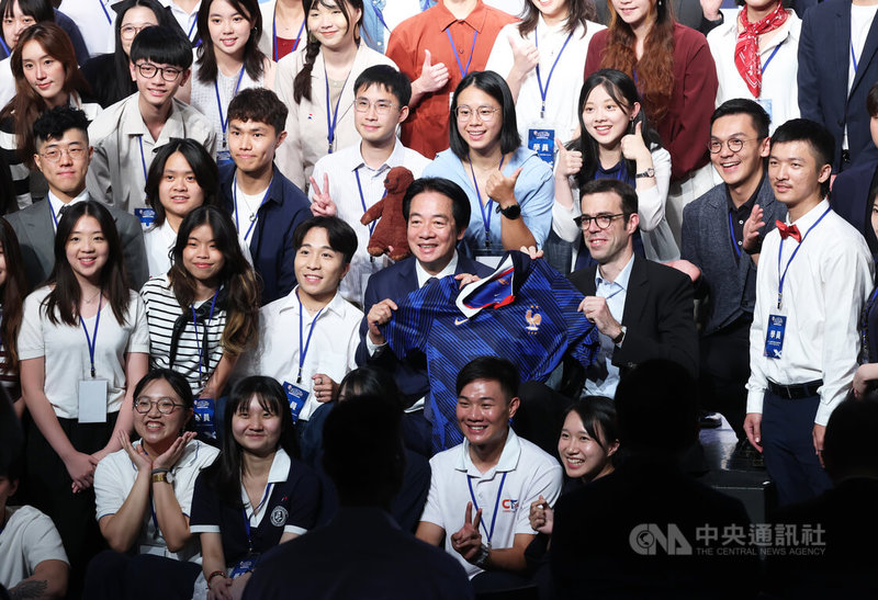 總統賴清德（2排左4）與法國在台協會主任龍燁（Franck Paris）（2排右2）9日共同出席「青年百億海外圓夢基金計畫」成果展茶會，並與學員們一同合影留念。中央社記者趙世勳攝　115年7月9日