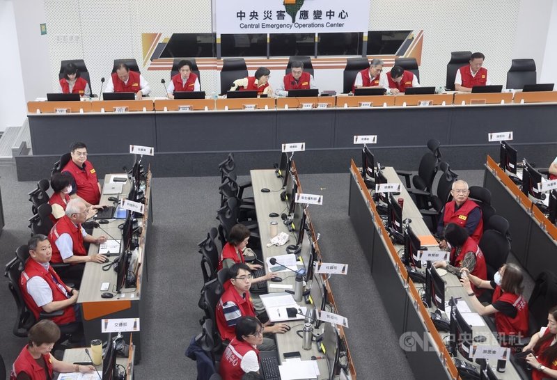 中央氣象署9日發布颱風巴威海警，行政院長卓榮泰（後右4）下午親自前往中央災害應變中心聽取各部會與地方縣市防颱整備情形。中央社記者張皓安攝　115年7月9日