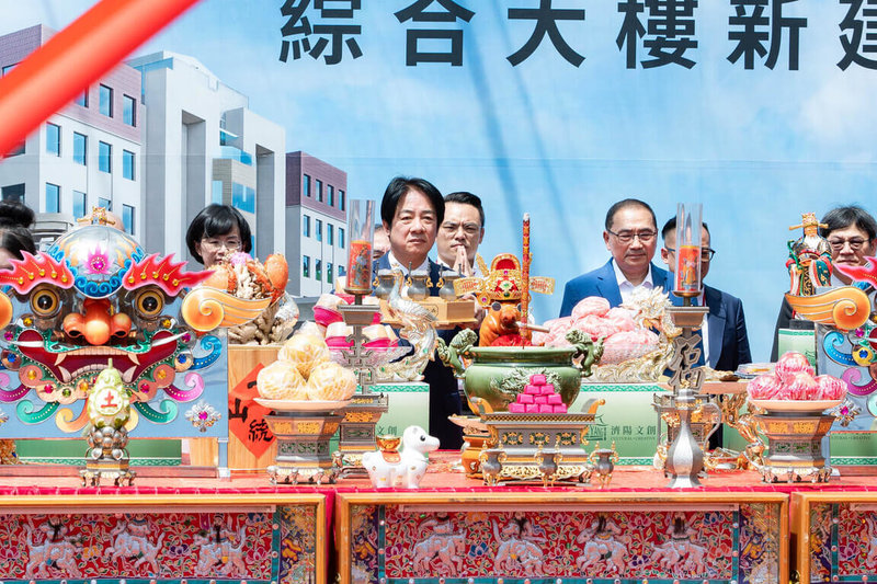 台大醫院金山分院長照暨醫療綜合大樓9日舉行動土典禮，總統賴清德（前中）、新北市長侯友宜（前右）等人出席，祈求工程順利。（總統府提供）中央社記者曹亞沿傳真　115年7月9日