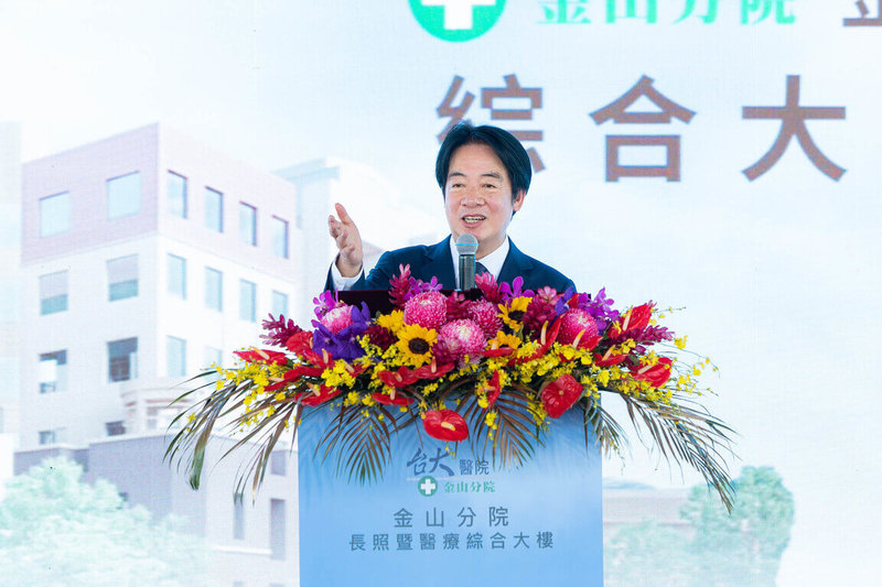 總統賴清德（圖）9日出席台大醫院金山分院「長照暨醫療綜合大樓」動土典禮，致詞時針對醫院後續建設經費，當場允諾若工程能在民國118年農曆年前如期完工，將補助新台幣1億元。（總統府提供）中央社記者曹亞沿傳真　115年7月9日