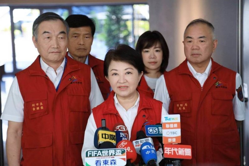 台中市長盧秀燕（前中）9日說，「泰山好理調合油0.6L」調了4種油，主要有中聯油脂股份有限公司的大豆油，中聯自主送驗雖未超標，但台中市政府已派人再抽驗。（中市府提供）中央社記者蘇木春傳真　115年7月9日