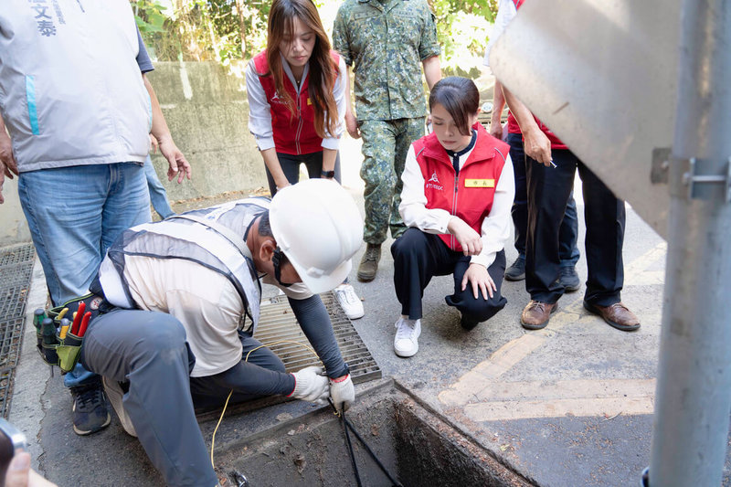 颱風巴威進逼台灣，新竹市政府9日下午已成立「新竹市災害應變中心二級開設」，針對地下道抽水機及柵欄機等進行測試，並要求工地加強固定，共同做好防颱準備。圖為新竹市長高虹安（前右）視察水溝疏濬情形。（新竹市政府提供）中央社記者魯鋼駿傳真　115年7月9日