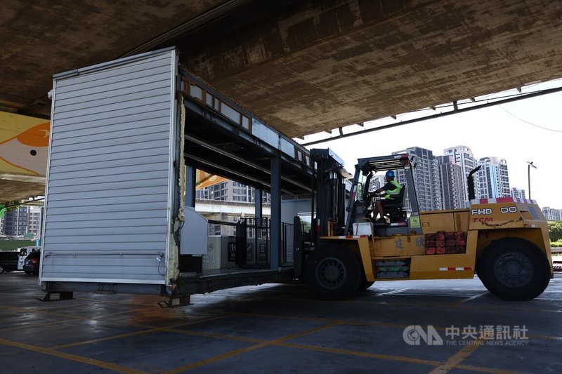 中央氣象署9日下午發布颱風巴威海上警報，新北市重新橋，萊爾富三重美堤店也動員將店內商品全數撤出，連帶整個貨櫃店面也動用機具協助撤離，提前防颱。中央社記者王騰毅攝  115年7月9日