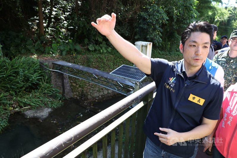 颱風巴威來勢洶洶,台北市長蔣萬安(前)9日前往信義路5段沉砂池視察,會前被堵訪時表示,原則上會按照慣例,在基北北桃4縣市討論,考量颱風動向及預估雨勢、風力後,晚間8時宣布隔天是否停班、課。他也重申,如果停班、課,一定是以整天為原則。。中央社記者吳家昇攝 115年7月9日