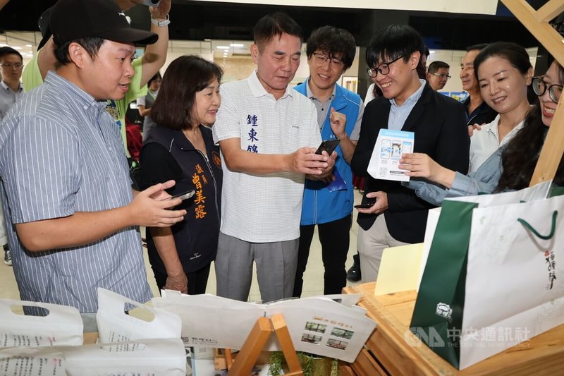 苗栗縣政府推動「苗栗幣」，10日將正式上線。苗栗縣長鍾東錦（前左3）9日出席啟動記者會後也下載App，他說，希望藉此達到縣政智慧治理及在地經濟循環雙贏。中央社記者管瑞平攝　115年7月9日