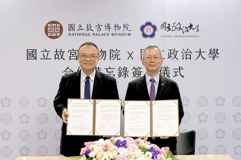 政治大學與故宮博物院9日舉行合作備忘錄續約簽署儀式，由政大校長李蔡彥（右）與故宮院長蕭宗煌（左）代表雙方簽署。（政大提供）中央社記者許秩維傳真　115年7月9日