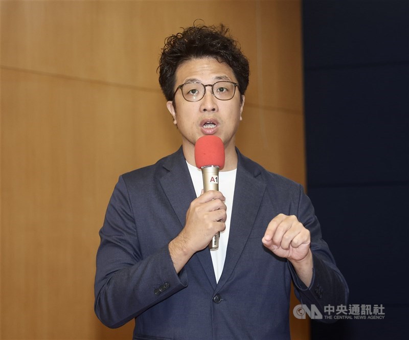 印太戰略智庫執行長矢板明夫日前在台中市遭香港籍人士襲擊，信民協會9日在台北舉行記者會，民進黨台北市長參選人沈伯洋(圖)出席表達聲援矢板明夫。中央社記者張皓安攝　115年7月9日