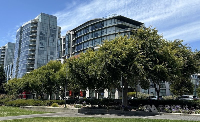 受到房價與租金攀升、及首購族房源短缺的衝擊，美國年輕人與爸媽同住比例創下新高。圖為舊金山市區一處公寓大樓。中央社記者張欣瑜舊金山攝　115年7月9日