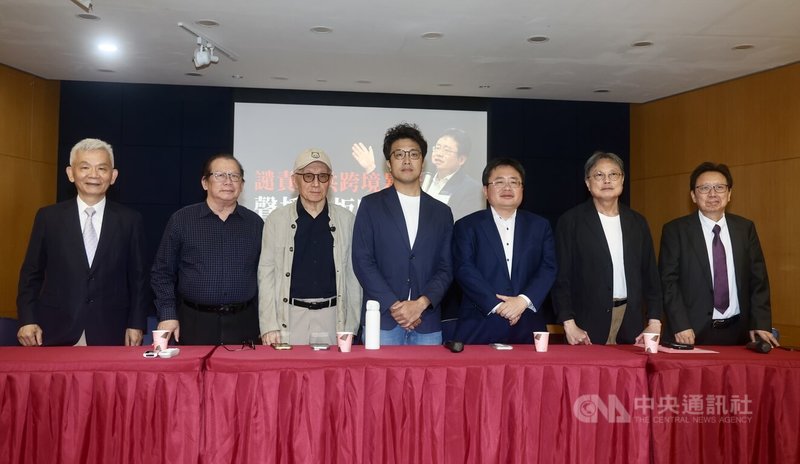 印太戰略智庫執行長矢板明夫（右3）日前在台中遭港籍人士襲擊，信民協會9日在台北舉行記者會，呼籲政府加嚴陸港澳人士來台審查。聯電創辦人曹興誠（左3）、民進黨台北市長參選人沈伯洋（中）等人也出席聲援矢板明夫。中央社記者張皓安攝　115年7月9日