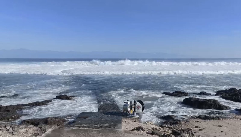 颱風巴威外圍環流已影響東部海域，台東及綠島沿岸已出現長浪，浪高約4公尺。（民眾提供）中央社記者張祈傳真　115年7月9日
