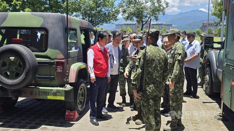 颱風巴威來襲，總統賴清德（左）9日前往陸軍蘭陽地區指揮部視導防颱整備，要求軍方應積極協助地方防災。中央社記者沈如峰宜蘭縣攝　115年7月9日
