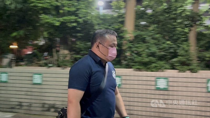 新北市消防局疑涉採購弊案,檢調8日展開大動作搜索約談7人,消防局陳姓科員9日凌晨被移送新北地檢複訊,訊後遭聲押禁見。中央社記者曹亞沿攝 115年7月9日