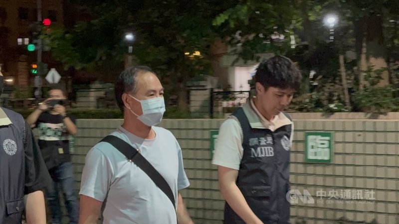 新北市消防局疑涉採購弊案,林姓廠商(前左)涉圖利等罪嫌,9日凌晨被移送新北地檢複訊,訊後遭聲押禁見。中央社記者曹亞沿攝 115年7月9日