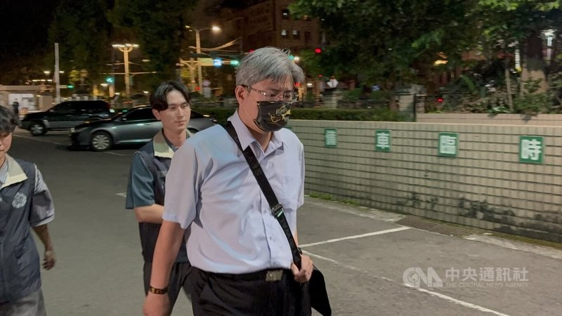 新北市消防局疑涉採購弊案,檢調8日約談消防局第一救災救護大隊長蕭柏桓(前),9日凌晨移送新北地檢複訊,訊後諭知新台幣10萬元交保。中央社記者曹亞沿攝 115年7月9日