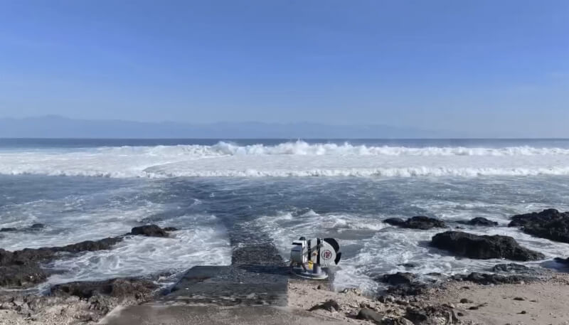颱風巴威外圍環流已影響東部海域，台東及綠島沿岸9日出現長浪，浪高約4公尺。（民眾提供）
