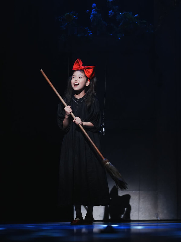 日本經典「魔女宅急便」音樂劇即將在台首演，8日劇組進行飛行技術彩排，演員高木郁（圖）飾演的小琪琪上台排練。（牛耳藝術提供）中央社記者趙靜瑜傳真　115年7月9日