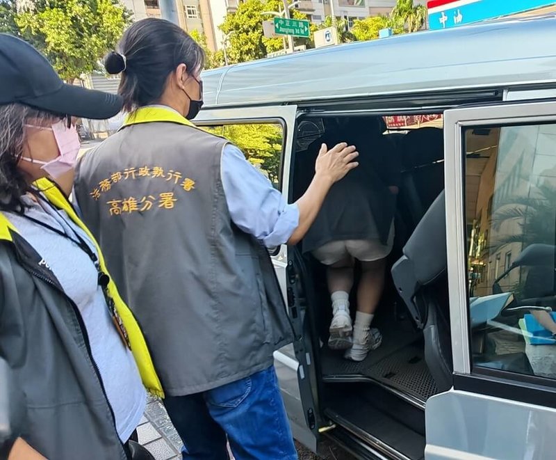 高雄市一家板模公司欠繳3年近新台幣500萬元的稅款，法務部行政執行署高雄分署發現，公司年銷售額逾5000萬，負責人卻隱匿資產，近期向法院聲請管收獲准，其親屬才帶著百萬現金辦理分期助脫身。（行政執行署高雄分署提供）中央社記者洪學廣傳真　115年7月9日