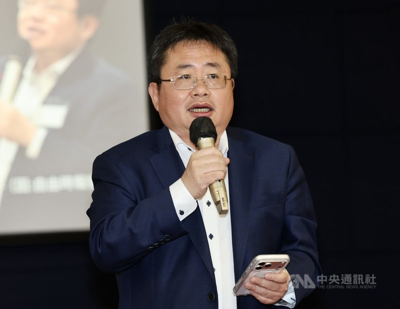 印太戰略智庫執行長矢板明夫（圖）日前在台中遭港籍人士襲擊，信民協會9日在台北舉行記者會，呼籲政府加嚴陸港澳人士來台審查；矢板明夫表示，面對暴力如果選擇沉默的話，暴力一定會得寸進尺，只有愈多的人站起來，民主自由才能被守得住。中央社記者張皓安攝　115年7月9日