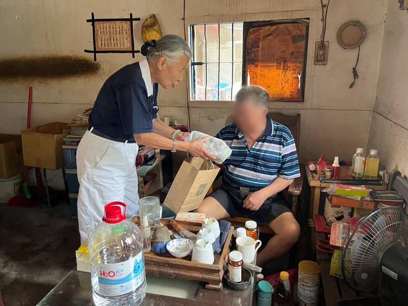 颱風巴威逼近,慈濟基金會成立災害應變中心,志工10日上午也趁風雨未至,關懷年長者並發送食品,方便長輩在風災期間食用。(慈濟基金會提供)中央社記者張祈傳真 115年7月10日