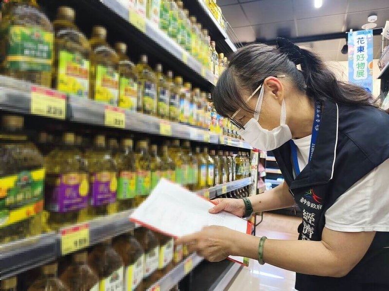 苯駢芘超標問題油引關注，台中市政府與中央擴大預防性下架中聯大豆油及衍生食品，全面清查29批產品並持續追查流向。（中市府提供）中央社記者趙麗妍傳真　115年7月10日