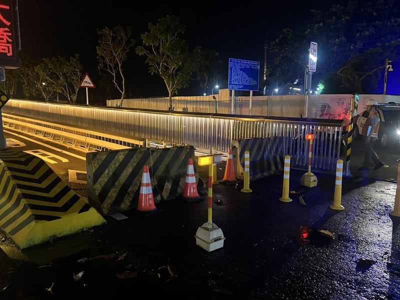交通部公路局10日晚間預警封閉淡江大橋人行道、自行車道及機車道，在入口處以路障、三角錐封阻，避免誤闖擅入。（公路局提供）中央社記者余曉涵傳真　115年7月10日