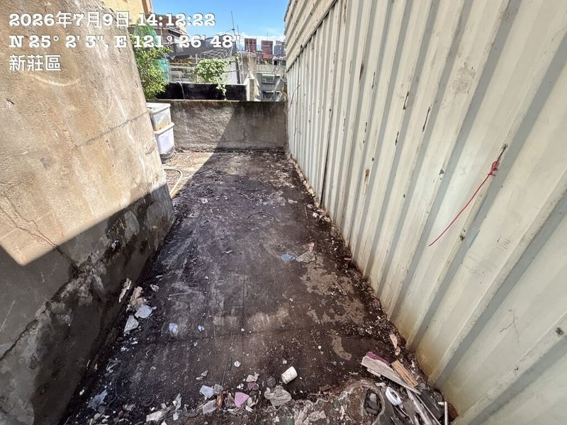 新北市新莊區一棟公寓頂樓與樓梯長期被堆置大量雜物，市府6日啟動清理作業，9日完成清除頂樓囤積物，4天共載運6車次，清運囤積物24公噸。（新莊區公所提供）中央社記者曹亞沿傳真　115年7月10日