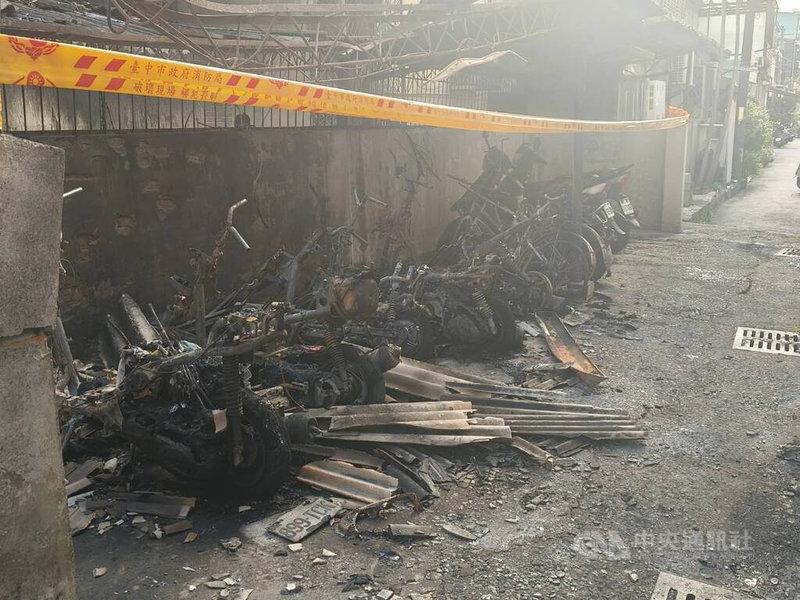 台中黃姓男子10日凌晨返家向胞兄討錢不成，到住家附近車棚縱火。警方指出，現場火勢經撲滅後，共造成9輛機車、2輛腳踏車毀損。（翻攝照片）中央社記者蘇木春傳真　115年7月10日