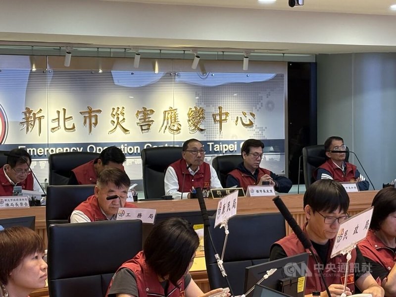 新北市長侯友宜（後右3）10日下午主持第3次災害應變中心工作會報時指出，颱風巴威逐漸接近，晚間開始風雨漸強，各單位務必嚴陣以待。中央社記者曹亞沿攝　115年7月10日