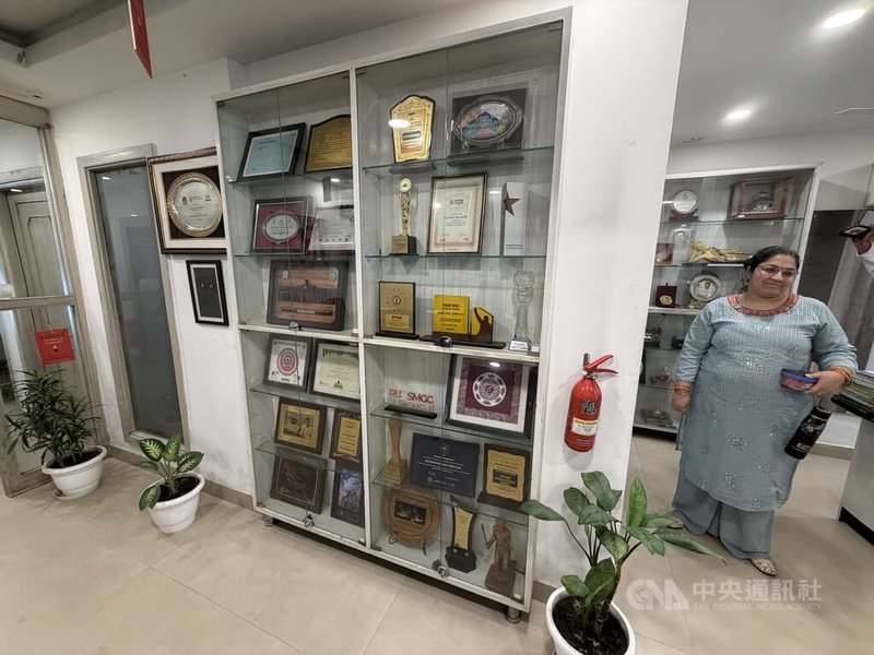印度諾貝爾和平獎得主凱拉西.沙提雅提(Kailash Satyarthi)創辦的人道組織「沙提雅提全球關懷行動」為社會付出多年,貢獻獲國內外各獎項肯定。中央社記者李晉緯新德里攝 115年7月10日