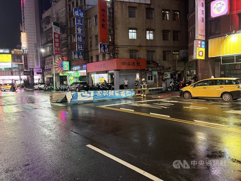 颱風巴威逼近，新北三重區一間銀行大型招牌10日晚間突然掉落，幸未砸中路過人車。（翻攝畫面）中央社記者曹亞沿傳真 115年7月10日
