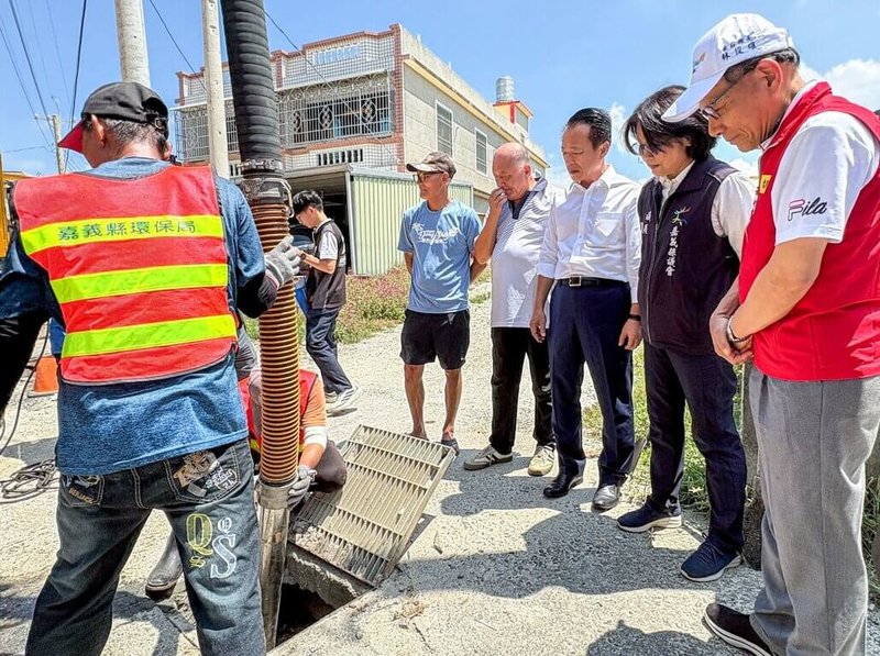 颱風巴威持續接近台灣，嘉義縣長翁章梁（右3）10日視察東石鄉清理排水溝情形，也呼籲社區村里每年應至少清理1次排水溝，降低災害風險。（嘉義縣政府提供）中央社記者黃國芳傳真　115年7月10日
