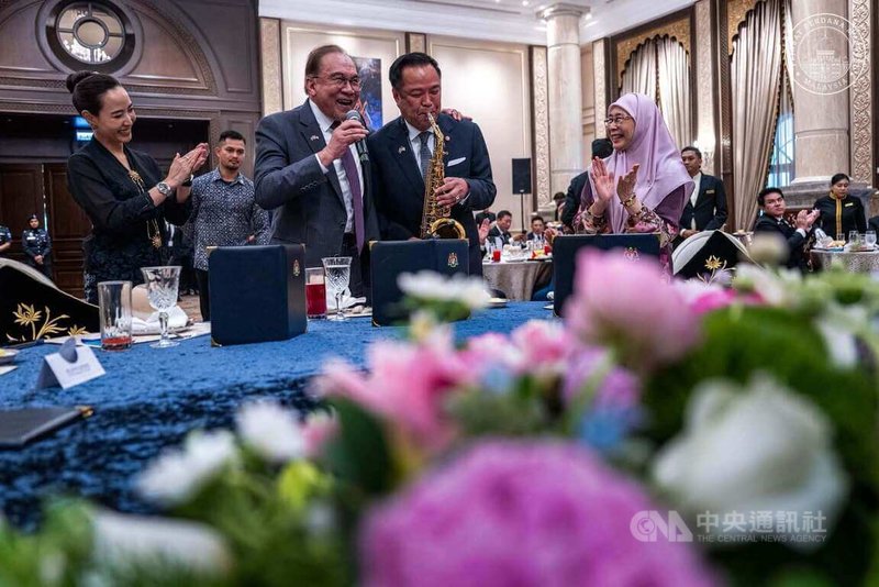 泰國總理阿努廷（右2）9日訪問馬來西亞，他在首相安華舉行的歡迎宴時，即興吹奏薩克斯風，安華（左2）也拿起麥克風獻唱，兩人演出美國歌手法蘭克辛納屈的經典歌曲My Way，現場掌聲不斷。（照片取自首相安華臉書）中央社記者黃自強吉隆坡傳真 115年7月10日