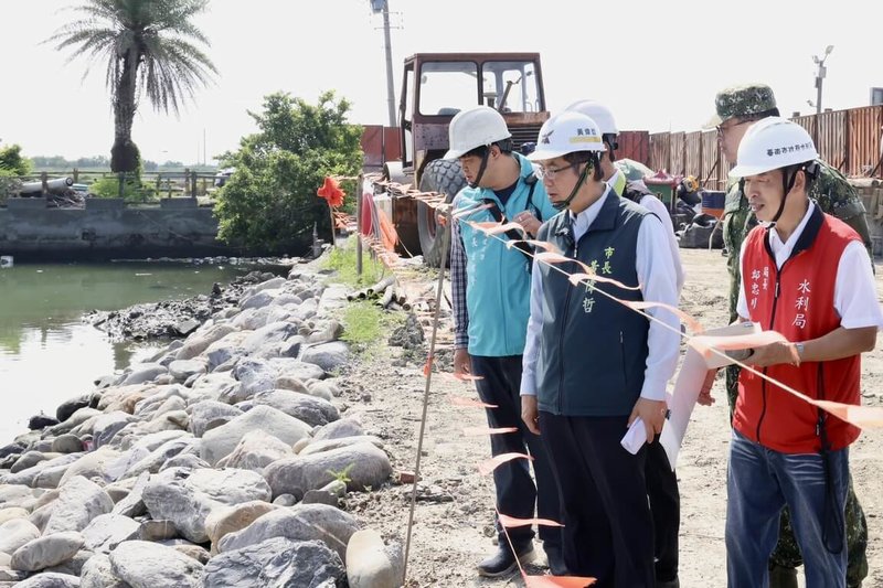 颱風巴威逼近，台南市長黃偉哲（前右2）10日視察台南市沿海防汛整備，要求落實防災措施。（台南市政府提供）中央社記者張榮祥台南傳真　115年7月10日