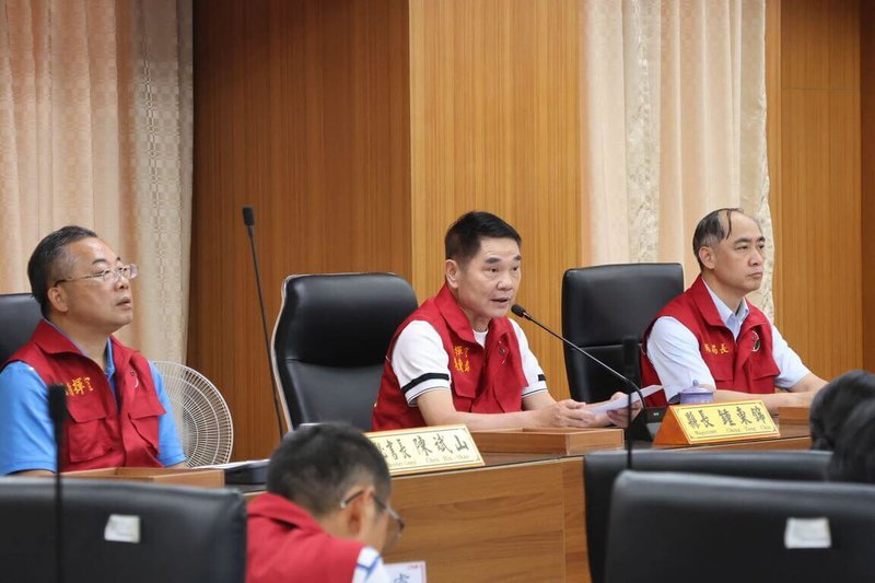 颱風巴威來襲，苗栗縣颱風災害應變中心一級開設，縣長鍾東錦（中）10日主持防颱工作會議，連線18鄉鎮市公所整備防颱工作。（苗栗縣政府提供）中央社記者管瑞平傳真　115年7月10日