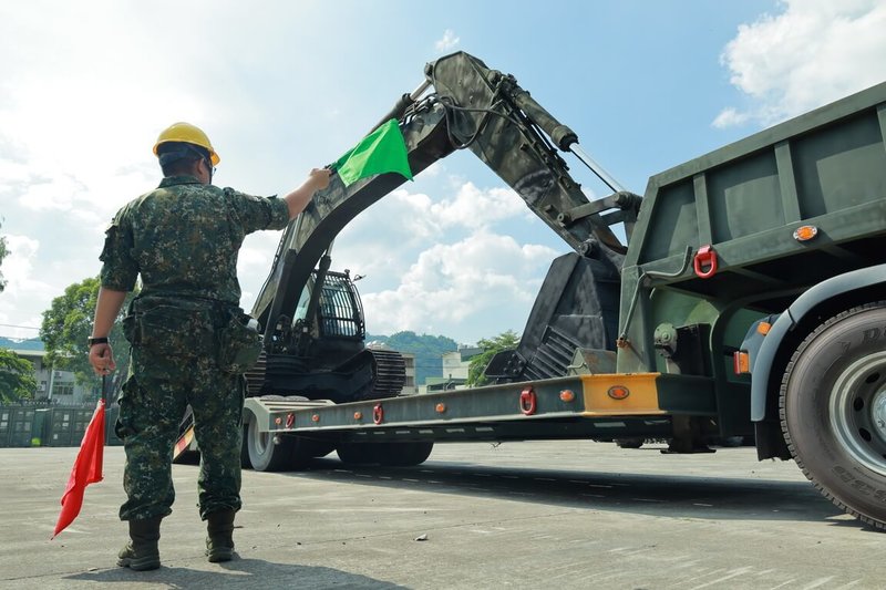 國軍第五作戰區因應颱風巴威來襲，預先進行挖土機等救災機具裝載整備。（國軍第五作戰區提供）中央社記者吳書緯傳真　115年7月10日